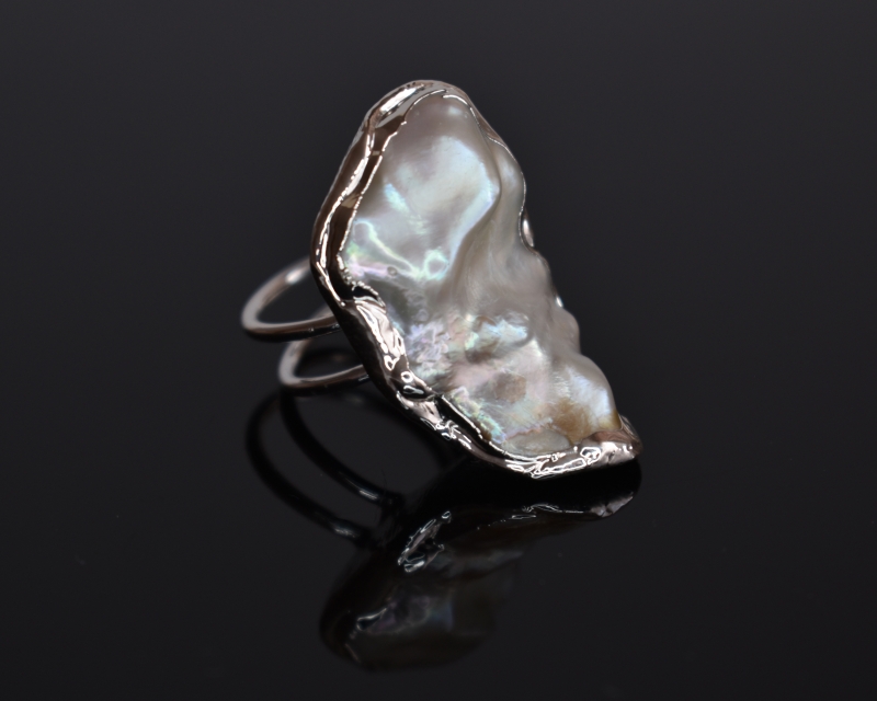 Кольцо крупное безразмерное цвет серебро с натуральным жемчугом