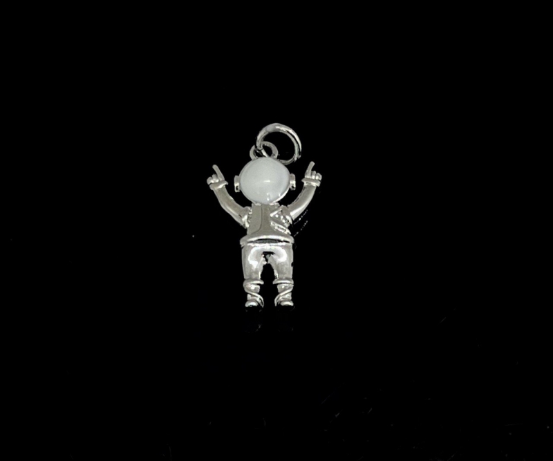 Подвеска Космонавт с белой эмалью цвет серебро размер 20*12мм